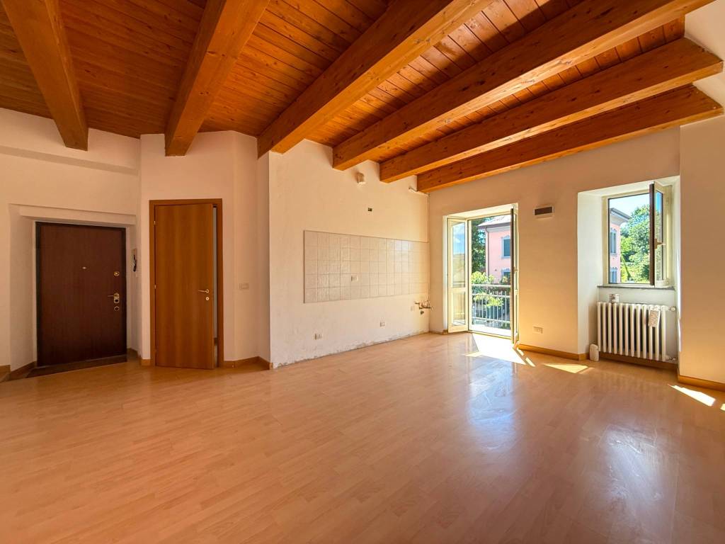 appartamento in vendita a Montano Lucino in zona Montano