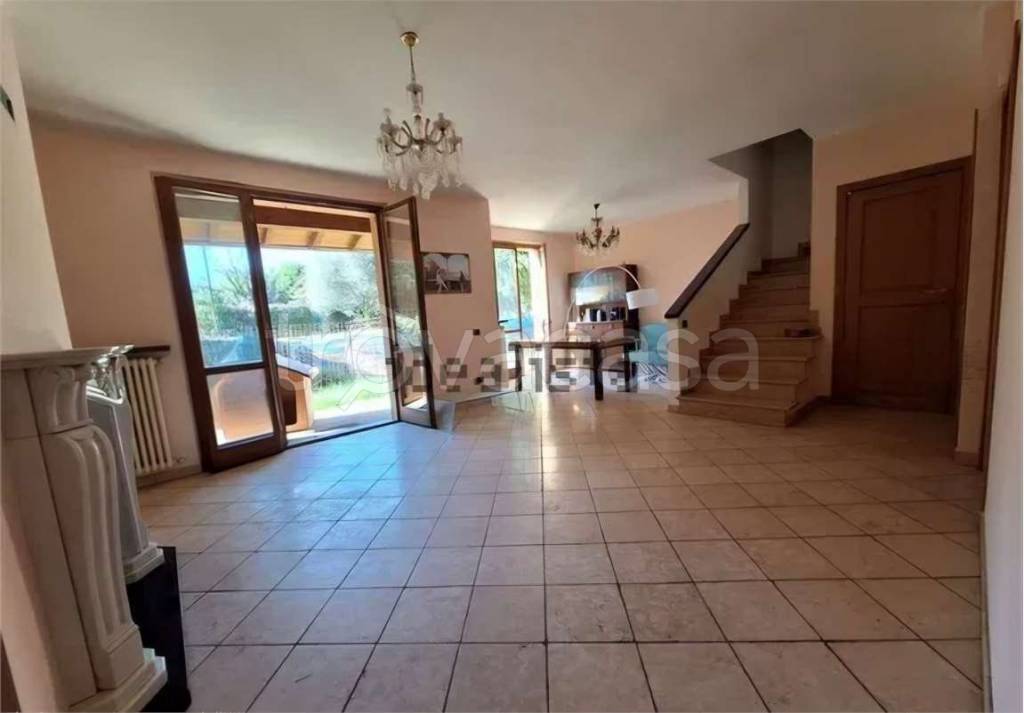 casa indipendente in vendita a Montano Lucino in zona Lucino