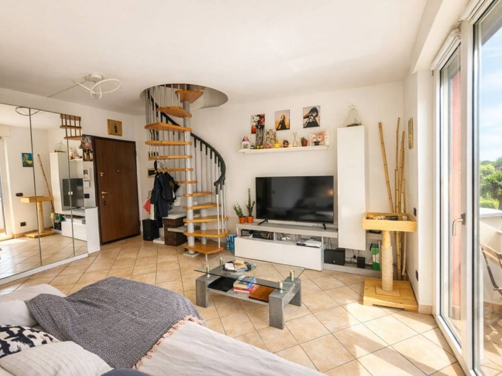 appartamento in vendita a Montano Lucino in zona Montano