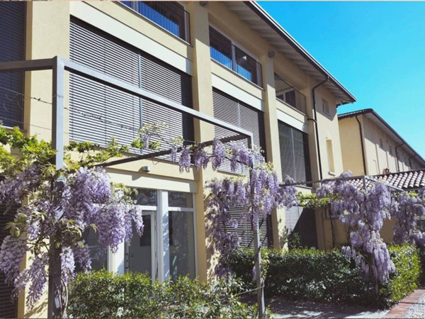 appartamento in vendita a Montano Lucino in zona Lucino