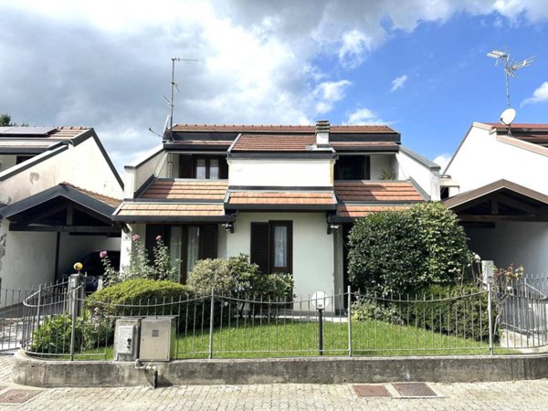 casa indipendente in vendita a Montano Lucino in zona Lucino