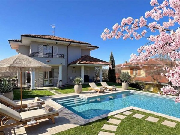 casa indipendente in vendita a Montano Lucino in zona Lucino