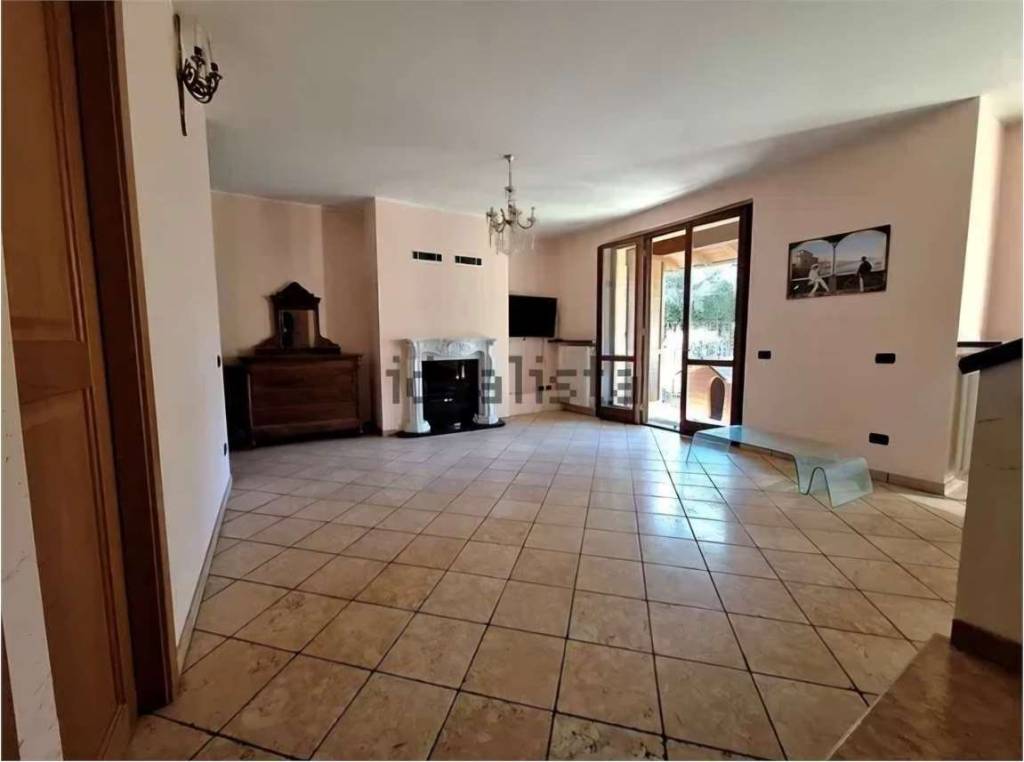 casa indipendente in vendita a Montano Lucino in zona Lucino