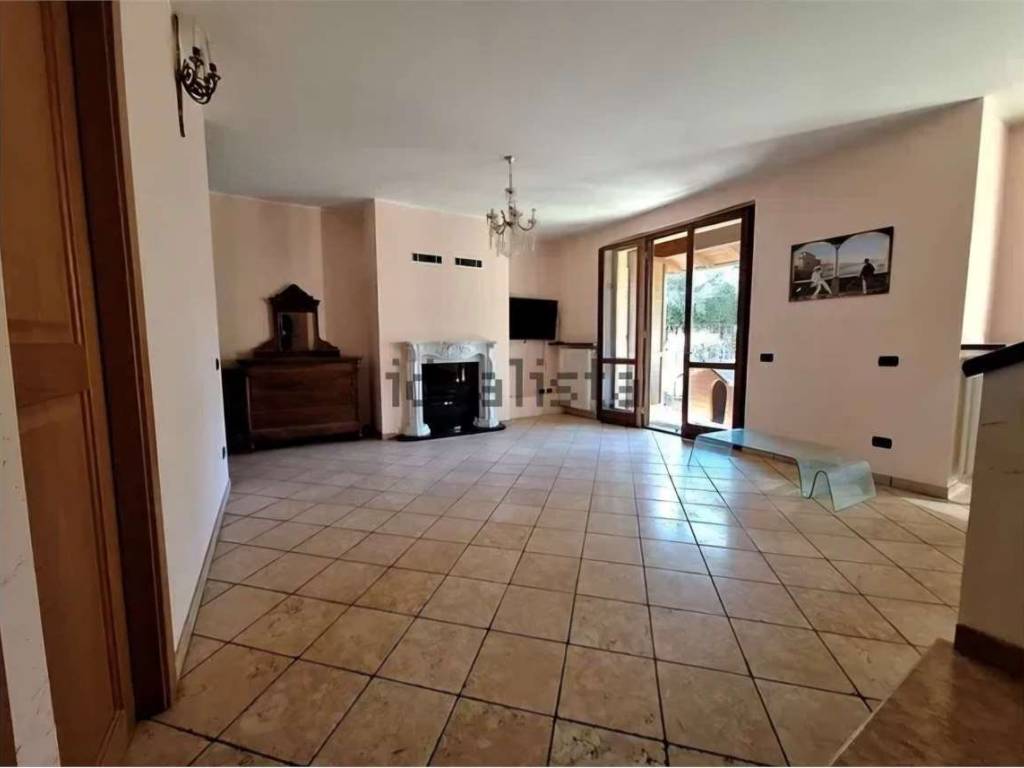 casa indipendente in vendita a Montano Lucino in zona Lucino