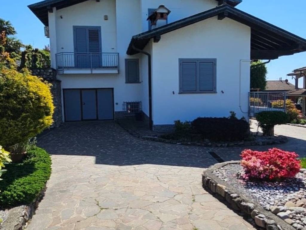 casa indipendente in vendita a Montano Lucino in zona Lucino