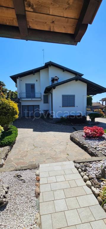 casa indipendente in vendita a Montano Lucino in zona Lucino
