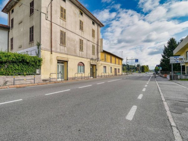 negozio in vendita a Montano Lucino in zona Lucino