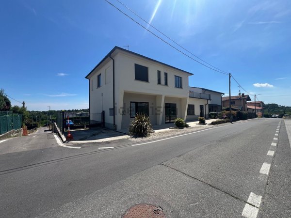 casa semindipendente in vendita a Montano Lucino
