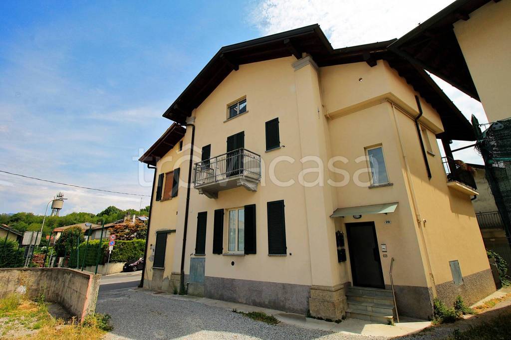appartamento in vendita a Montano Lucino in zona Lucino