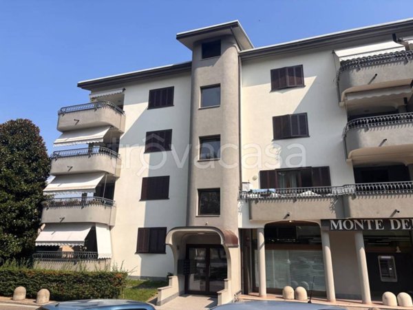 appartamento in vendita a Montano Lucino in zona Lucino