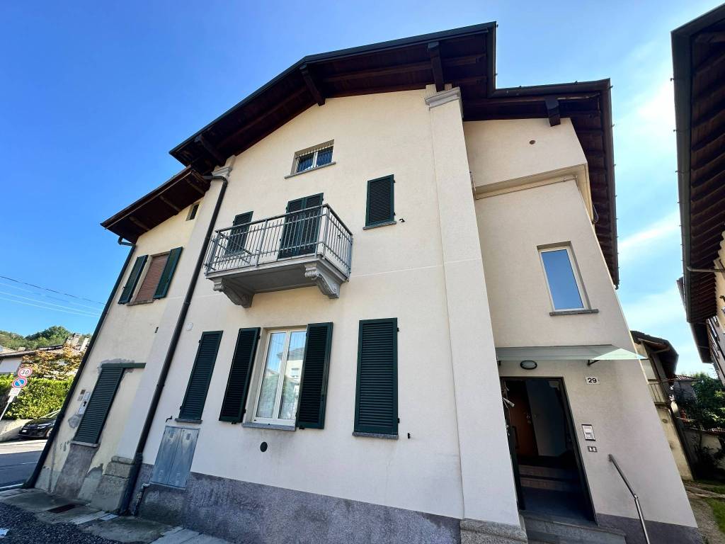 appartamento in vendita a Montano Lucino in zona Lucino