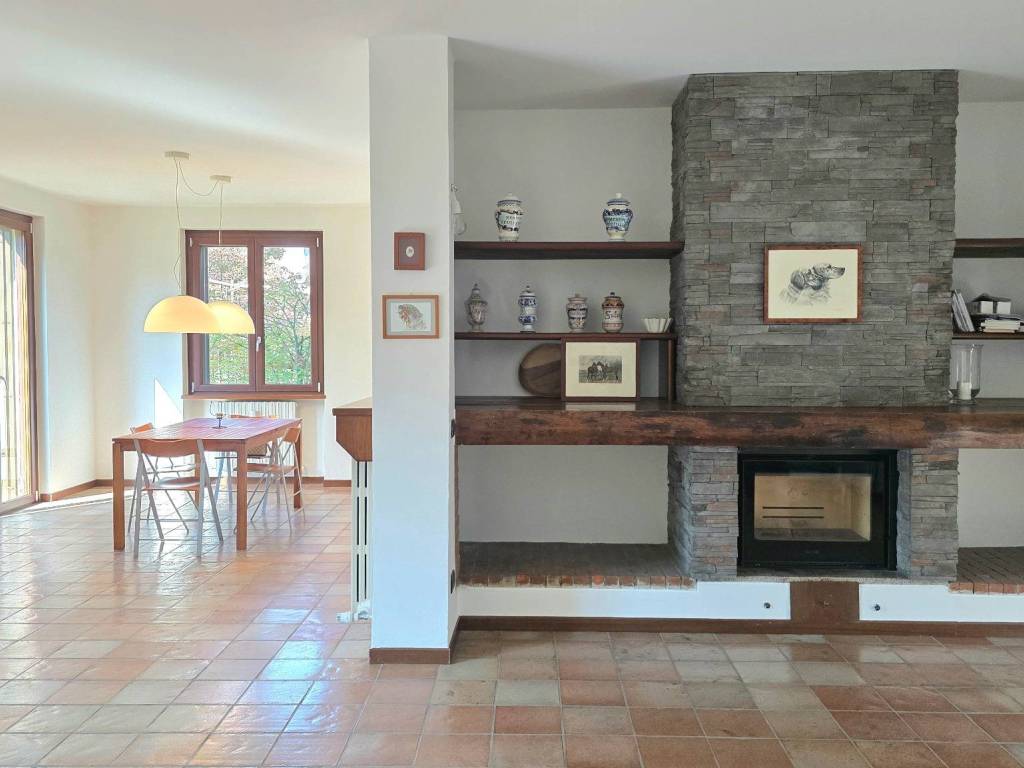 casa indipendente in vendita a Montano Lucino in zona Montano