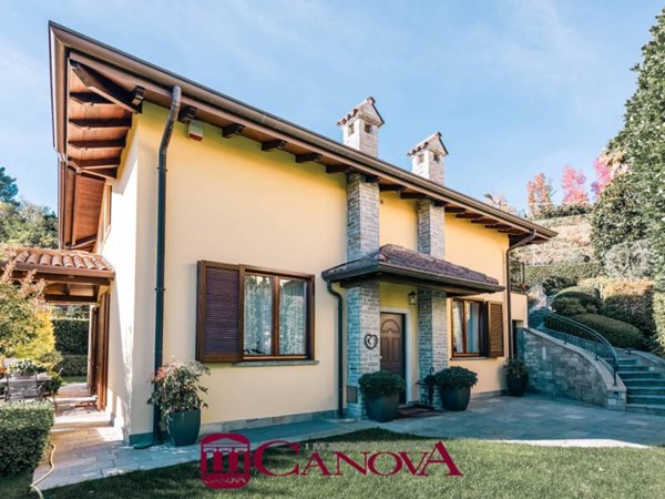 casa indipendente in vendita a Montano Lucino in zona Lucino