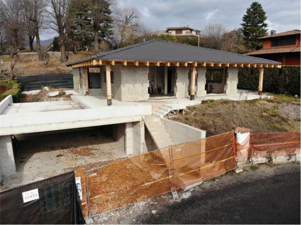 casa indipendente in vendita a Montorfano in zona Urago