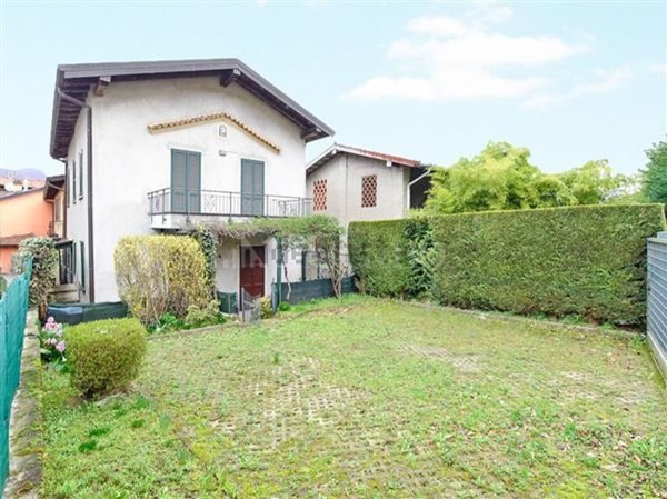 casa indipendente in vendita a Montorfano in zona Urago