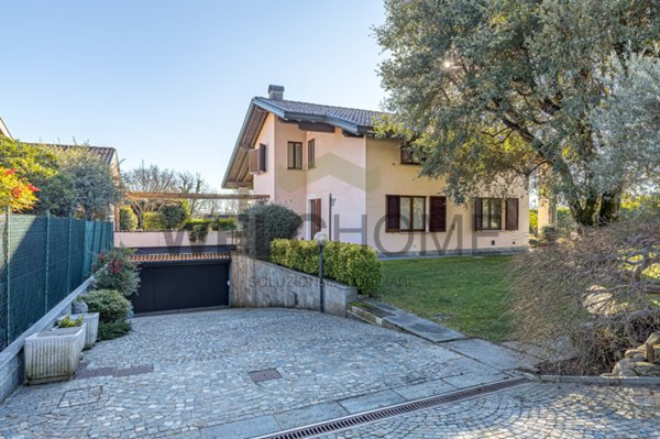 casa indipendente in vendita a Montorfano in zona Urago