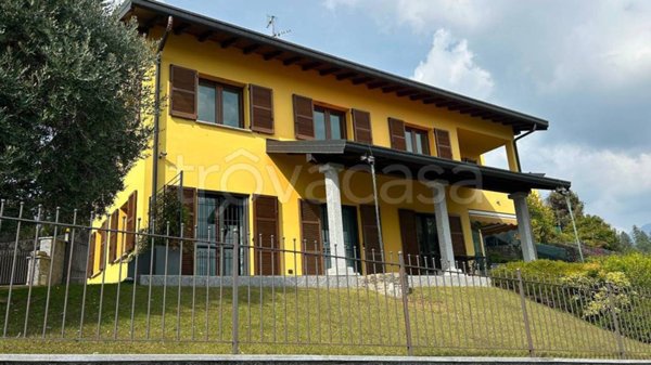 casa indipendente in vendita a Montorfano in zona Urago