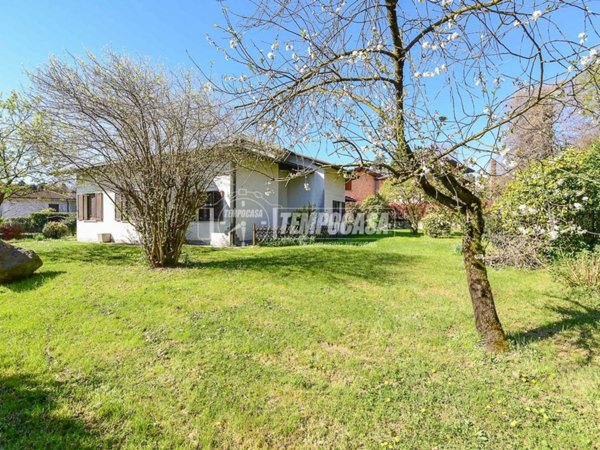 casa indipendente in vendita a Montorfano in zona Urago