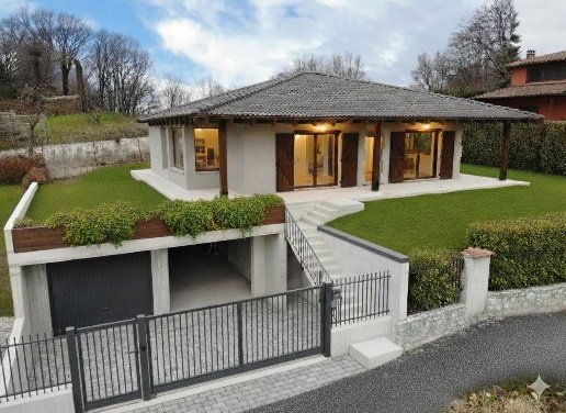 casa indipendente in vendita a Montorfano in zona Urago