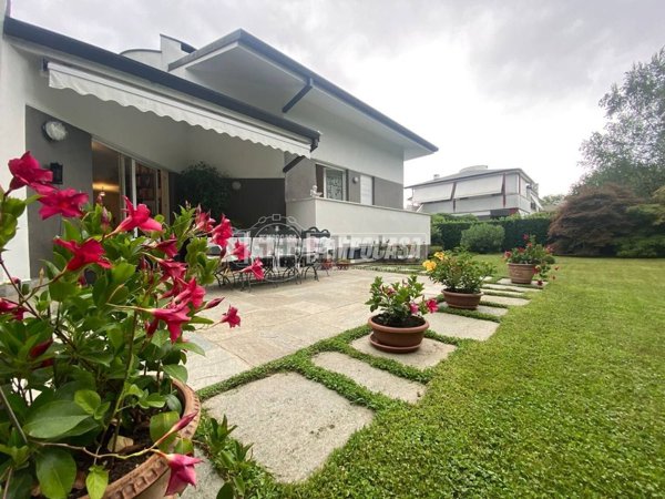 casa indipendente in vendita a Montorfano in zona Urago