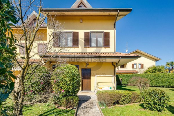 casa indipendente in vendita a Mozzate