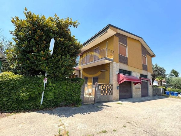 locale commerciale in vendita a Mozzate