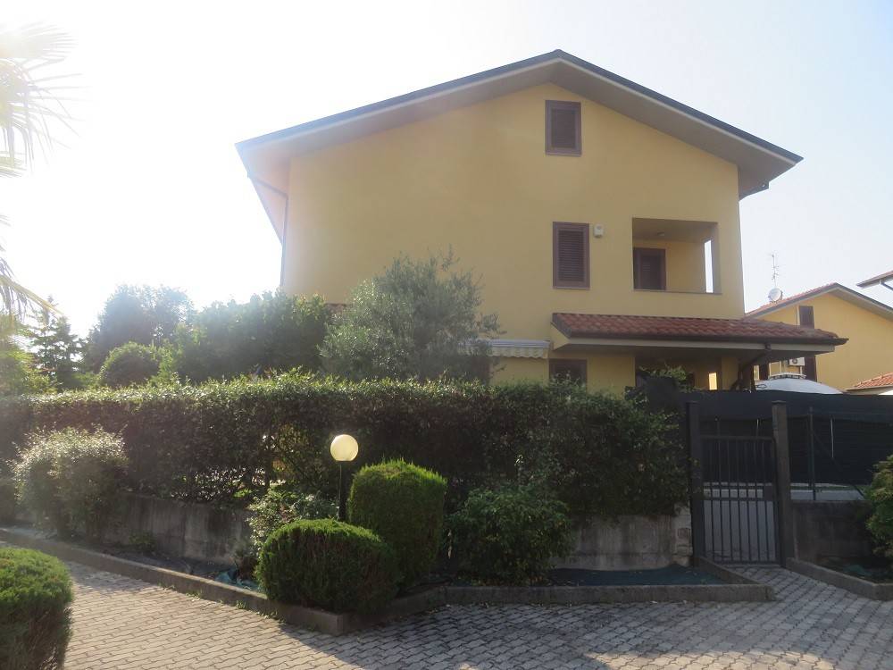 casa indipendente in vendita a Mozzate