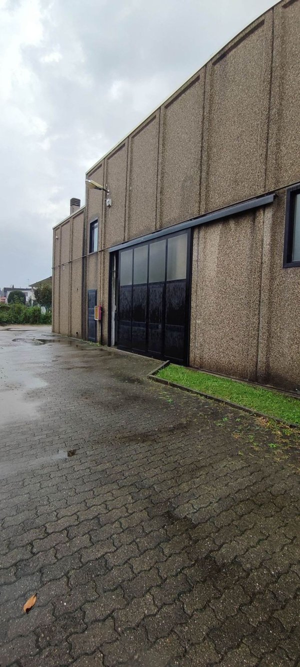 capannone in vendita a Mozzate