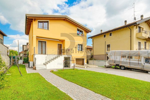 casa indipendente in vendita a Mozzate