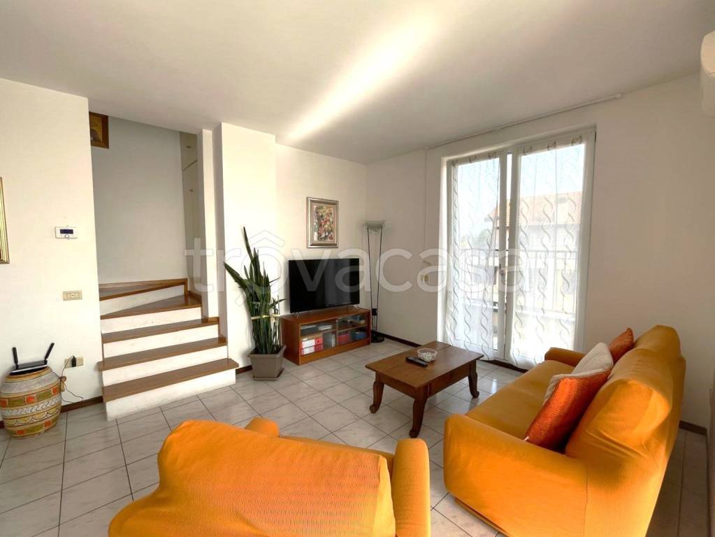 appartamento in vendita a Mozzate in zona Santa Maria Solaro