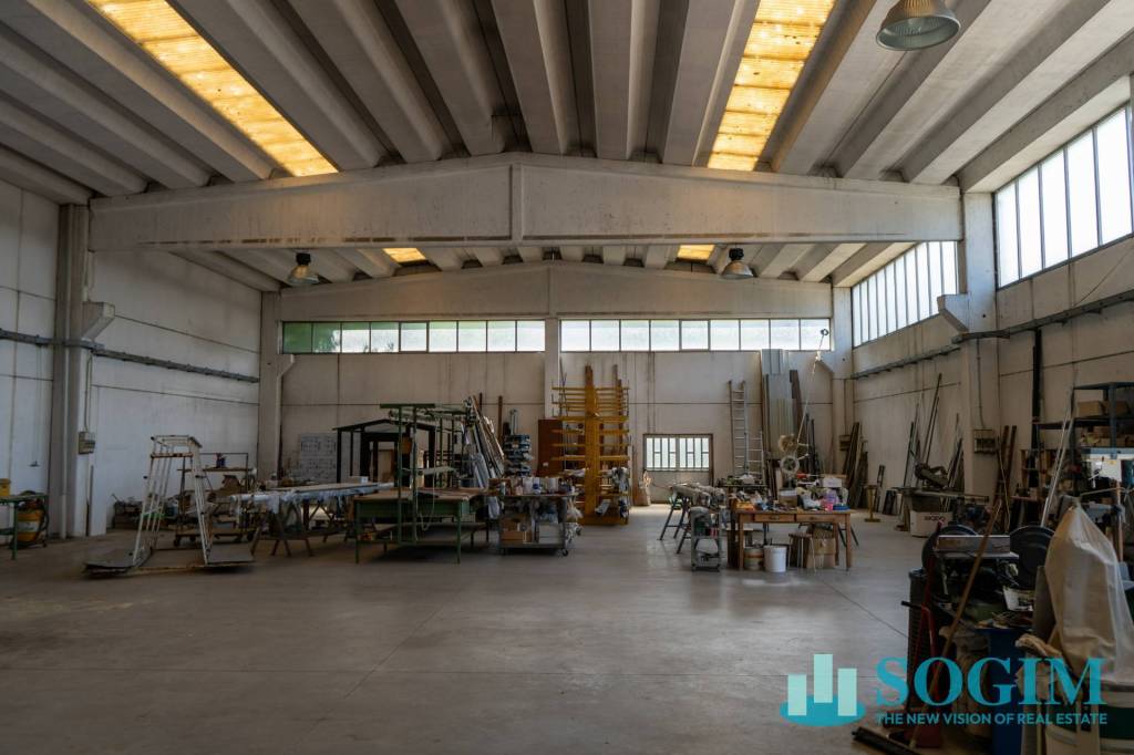 locale commerciale in vendita a Mozzate in zona Santa Maria Solaro