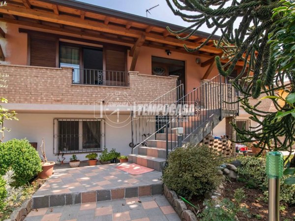 casa indipendente in vendita a Mozzate in zona Santa Maria Solaro