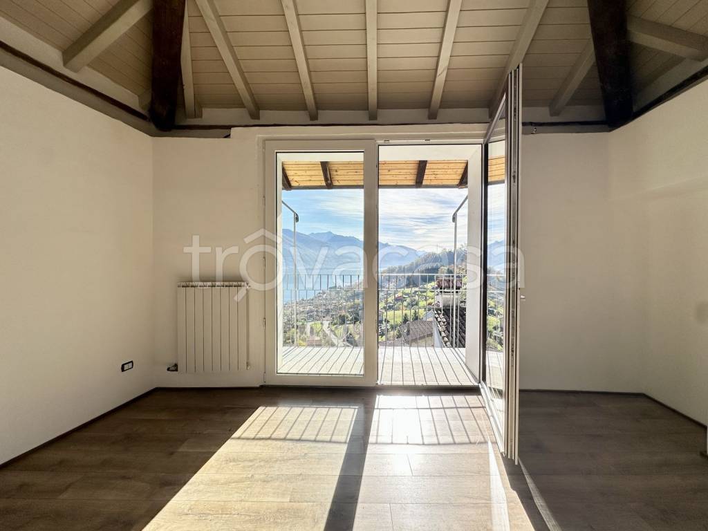 appartamento in vendita a Musso in zona Croda