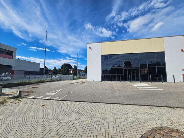 locale commerciale in vendita a Novedrate