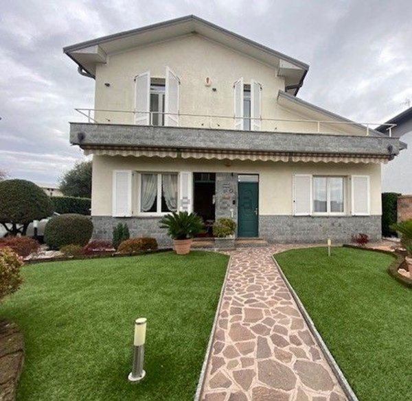 casa indipendente in vendita a Novedrate