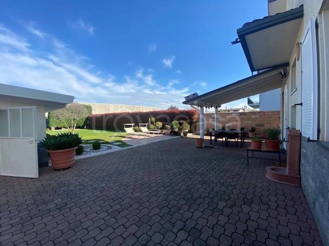 casa indipendente in vendita a Novedrate