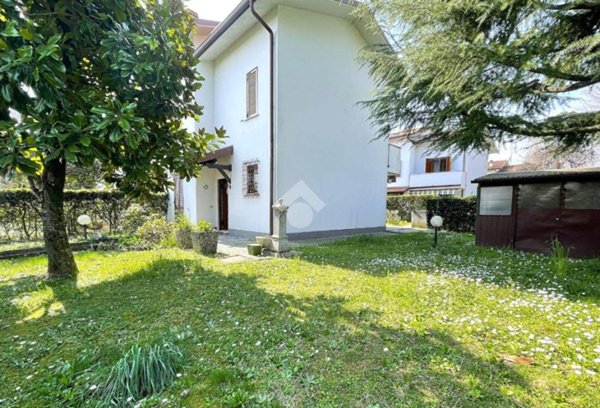 casa indipendente in vendita a Novedrate in zona Villaggio San Giuseppe