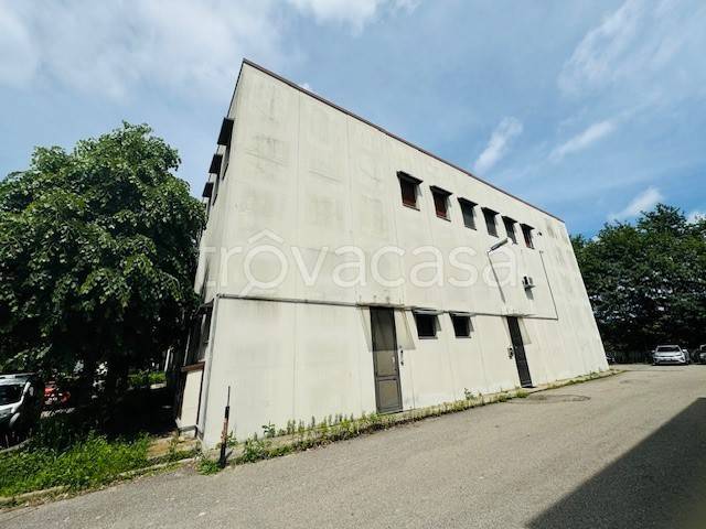 locale commerciale in vendita ad Olgiate Comasco
