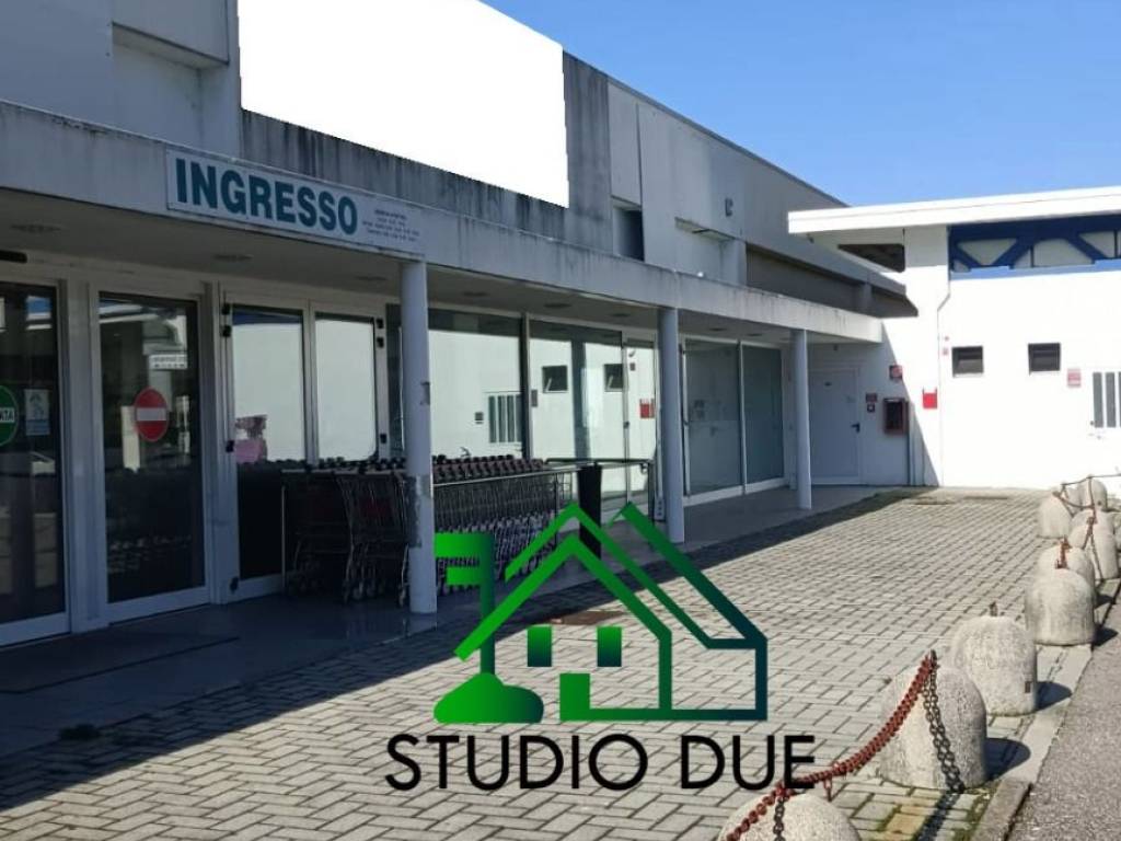 negozio in vendita ad Olgiate Comasco