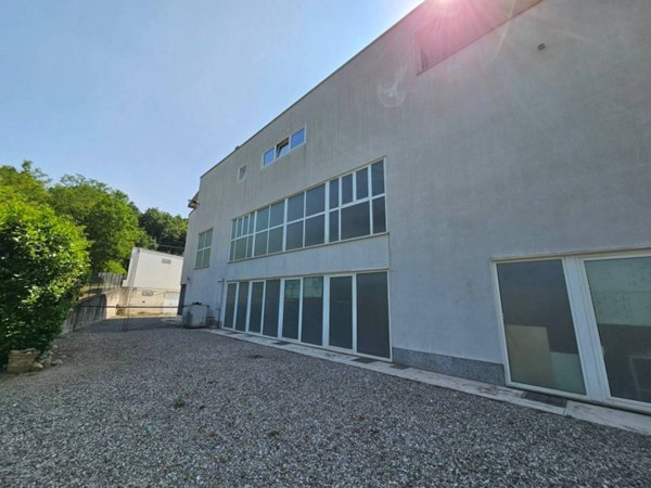 locale commerciale in vendita ad Olgiate Comasco
