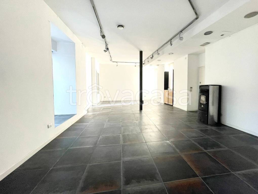 negozio in vendita ad Olgiate Comasco