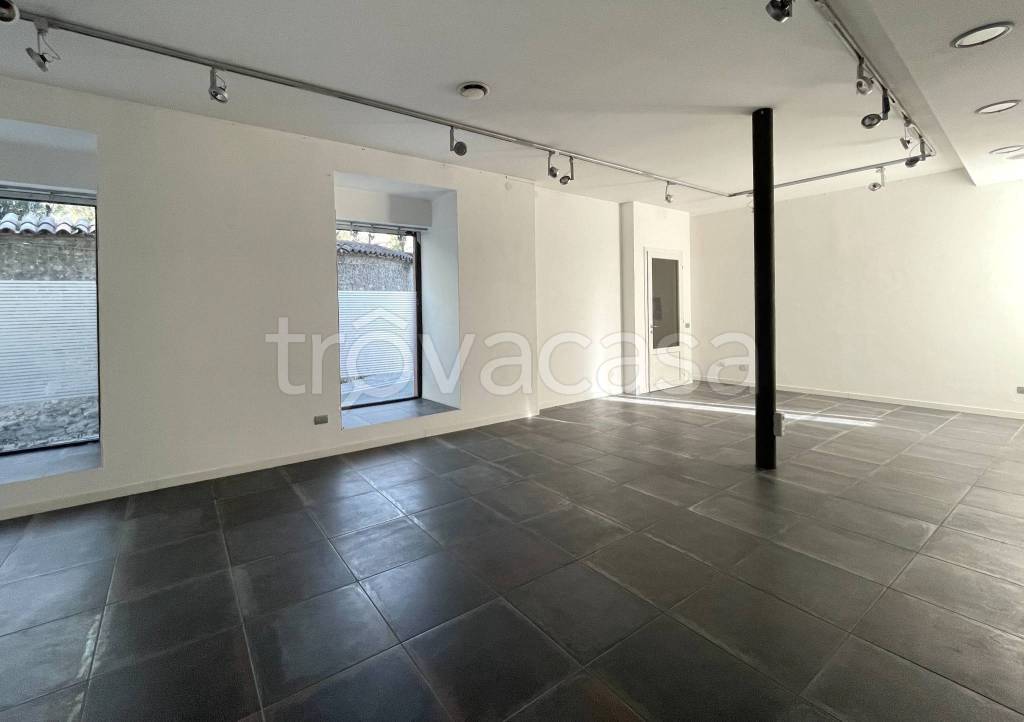 negozio in vendita ad Olgiate Comasco