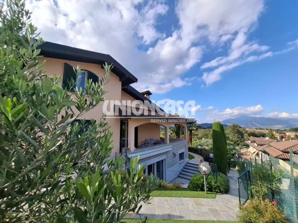 casa indipendente in vendita ad Olgiate Comasco