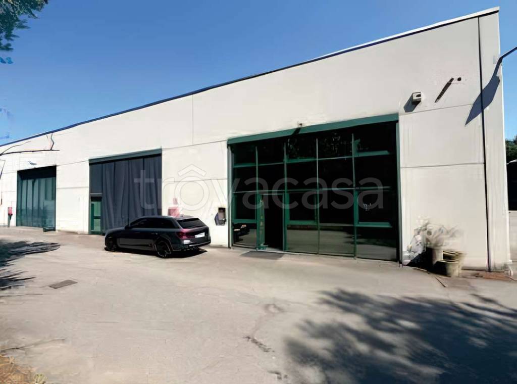 locale commerciale in vendita ad Olgiate Comasco in zona Boscone