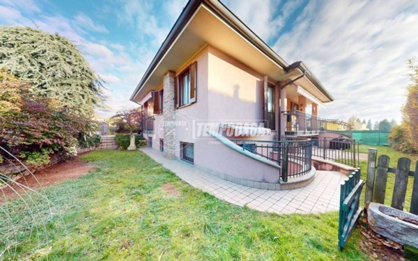 casa indipendente in vendita ad Olgiate Comasco