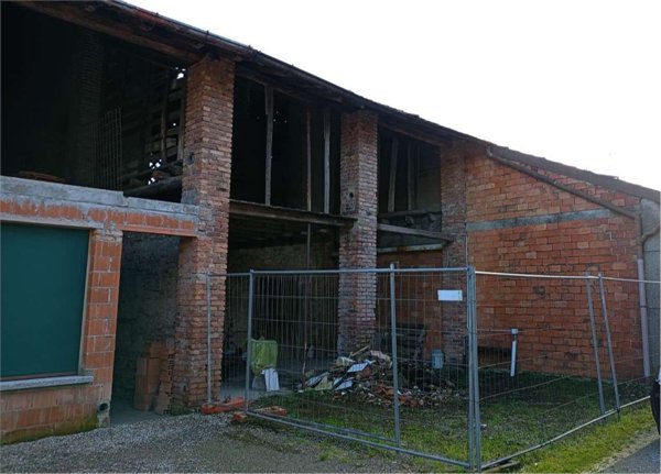 casale in vendita ad Olgiate Comasco in zona Baragiola