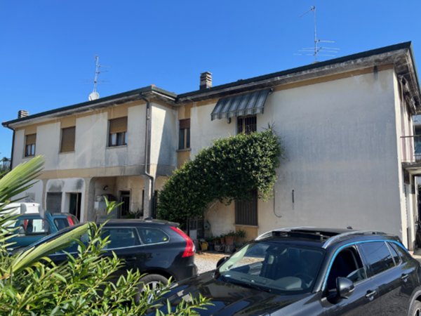 casale in vendita ad Olgiate Comasco in zona Rongio
