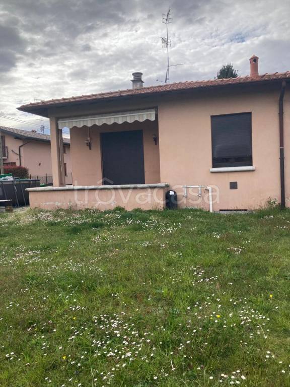 casa indipendente in vendita ad Olgiate Comasco in zona Rongio