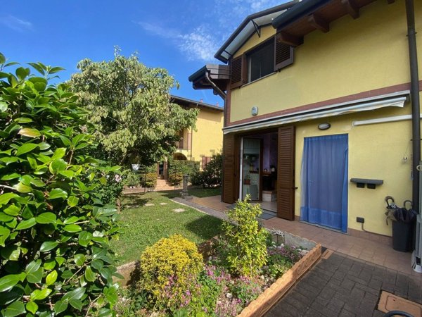 casa indipendente in vendita ad Olgiate Comasco in zona Rongio