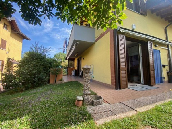 casa indipendente in vendita ad Olgiate Comasco in zona Rongio